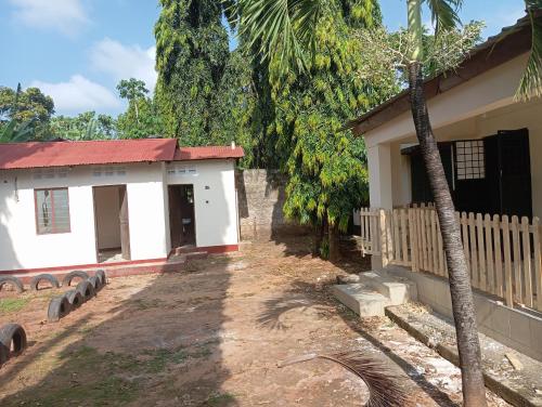 una pequeña casa blanca con techo rojo en Ngoziskin properties limited, en Syokimau