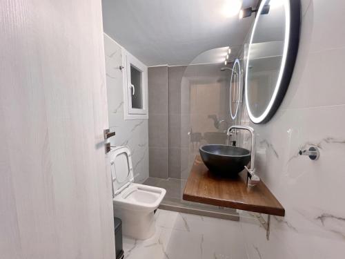 La salle de bains est pourvue d'un lavabo et de toilettes. dans l'établissement WSD Piraeus Amazing Luxury Boutique 2BD Apartment with balcony, au Pirée
