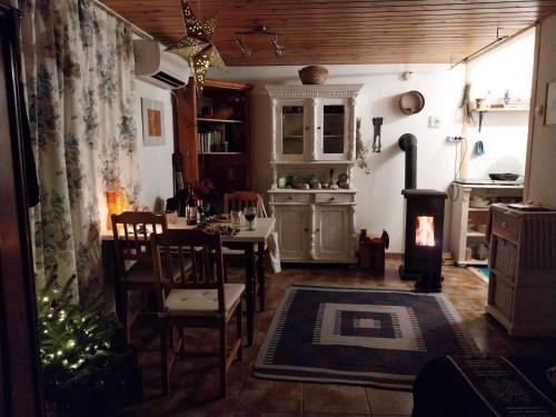 een keuken met een tafel en een fornuis in een kamer bij Kosbor Kuckó in Kismaros