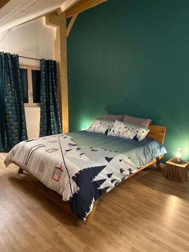 - une chambre dotée d'un lit avec un mur vert dans l'établissement LES ANTHOCYANES CHAMBRE MONTAGNE, à Champagny