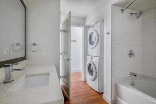 ein Badezimmer mit Waschbecken und Waschmaschine in der Unterkunft Bellevue jr 1br w gym bike storage nr park SEA-614 in Bellevue