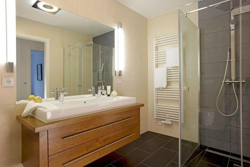bagno con lavandino e doccia di Seeresidenz Haus Nordic a Bansin