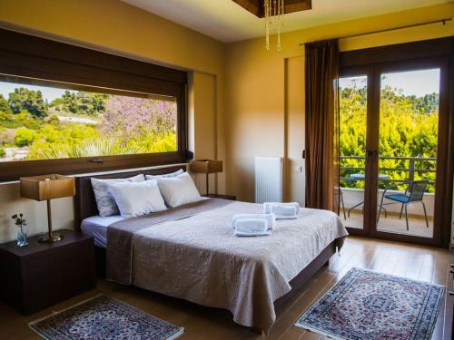 Un pat sau paturi într-o cameră la Luxury Villa Kassandrino