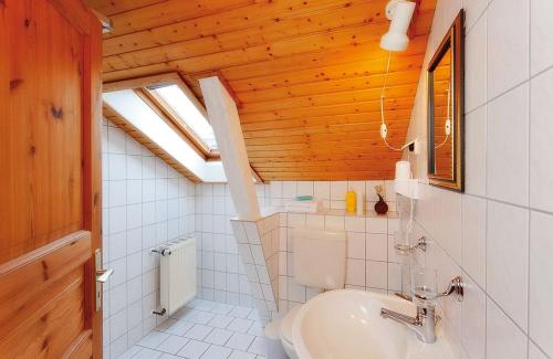 y baño con aseo y lavamanos. en Villa Helene - Appartement 6 en Heringsdorf