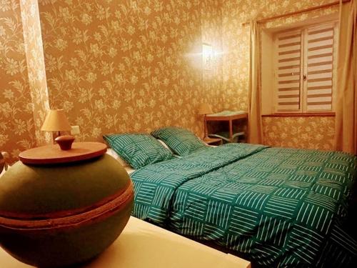 - une chambre avec un lit et une table avec une lampe dans l'établissement Gîte du gué, à Les Hautes-Rivières