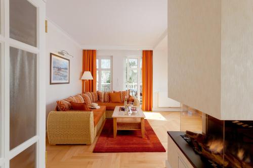 - un salon avec un canapé et une table dans l'établissement Villa Gruner Nr 18, à Zinnowitz