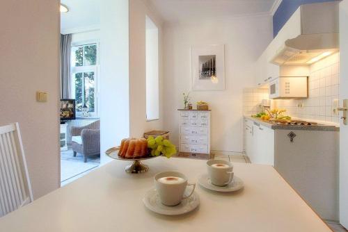 uma cozinha com duas chávenas num balcão em Villa Waldstraße Nr 09 em Bansin