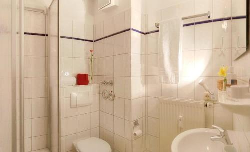 uma casa de banho com um chuveiro, um WC e um lavatório. em Villa Waldstraße Nr 09 em Bansin