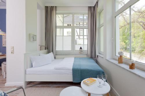um quarto branco com uma cama e uma janela em Villa Waldstraße Nr 09 em Bansin