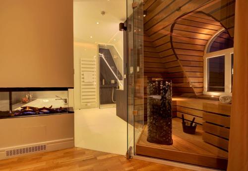 ein Badezimmer mit einer Dusche und einem Aquarium in der Unterkunft Villa Gruner - Praesidentensuite in Zinnowitz