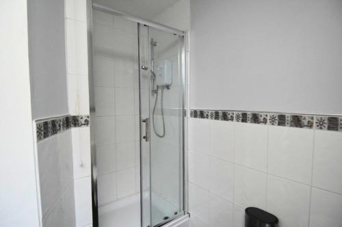 eine Dusche mit Glastür im Bad in der Unterkunft The Cove in Gourock