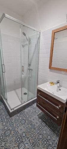 y baño con ducha y lavamanos. en Apartmán Mumlava en Harrachov