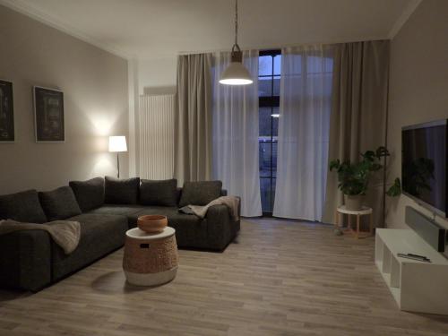 uma sala de estar com um sofá e uma televisão em am Conradhof em Goch