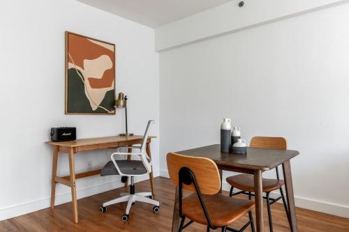 a dining room with a table and chairs at Chelsea 1br w doorman gym nr Flatiron NYC-1320 in New York