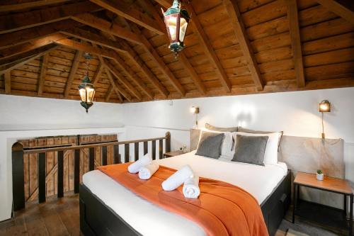 een slaapkamer met een bed met handdoeken erop bij Casa Mourisca - Albino d'Óbidos in Óbidos