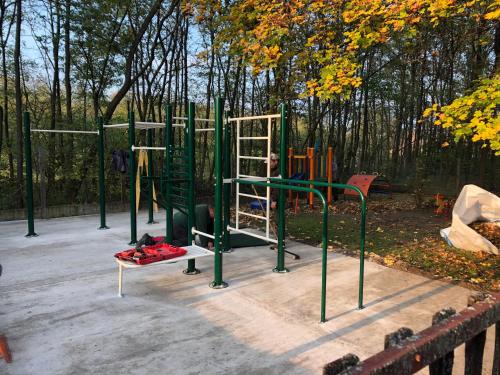 un parque infantil en otoño en Althaus Vendégház, en Németkér