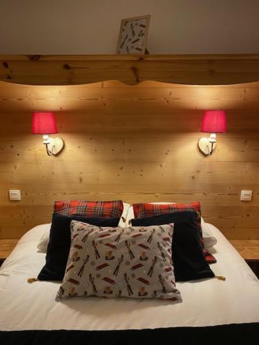 une chambre avec un lit avec deux lampes et deux oreillers dans l'établissement Côté DÔMES, à Saint-Gervais-les-Bains