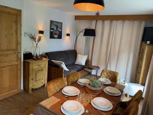 un salon avec une table et un canapé dans l'établissement Côté DÔMES, à Saint-Gervais-les-Bains