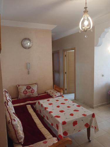 - une chambre avec un lit et un lustre dans l'établissement Super appartement avec parking gratuit, à Oujda