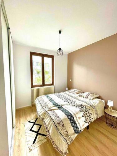 une chambre avec un grand lit et une fenêtre dans l'établissement Grand appartement, terrasse, parking, à Annecy