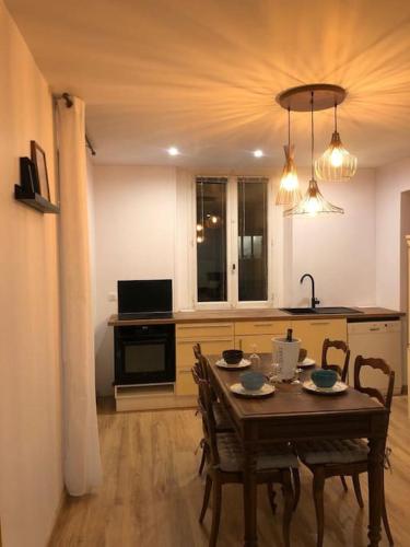 une cuisine avec une table avec des chaises et une salle à manger dans l'établissement Grand appartement, terrasse, parking, à Annecy