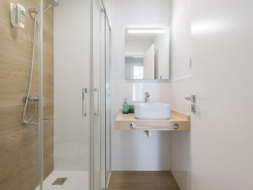 uma casa de banho com um lavatório e um chuveiro em Urban Square 3A5 By CanariasGetaway em Las Palmas de Gran Canaria