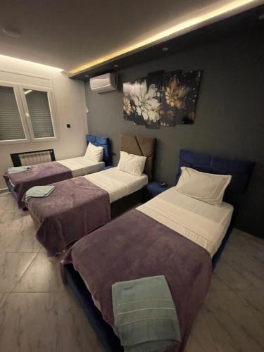 Un pat sau paturi într-o cameră la Appartement équipé luxe