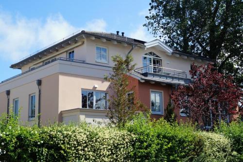 Fotografie z fotogalerie ubytování Großzügige Whg. mit verglaster Veranda, geschützter Terrasse v destinaci Kühlungsborn