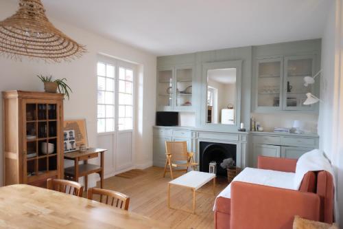 un salon avec un canapé et une cheminée dans l'établissement Villa Mon Etoile - Appartements 2 chambres, terrasse, Le Touquet, 200m centre-ville et plage, à Le Touquet-Paris-Plage