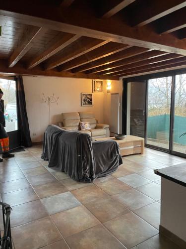 Gite de la Haure, Lourdes في Lézignan: غرفة معيشة مع أريكة وطاولة