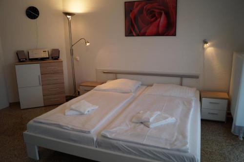 - une chambre avec un lit et 2 serviettes dans l'établissement Schönes Appartm. mit Südbalkon, Blick auf Schloonsee, Tiefgarage, à Bansin