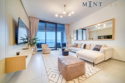 salon z kanapą i telewizorem w obiekcie Address JBR Sea View, Jumeirah Beach Residence, Dubai Marina - Mint Stay w Dubaju