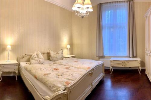 黑靈斯多夫的住宿－Villa Franz Josef，一间卧室设有一张大床和一个窗户。