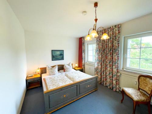 a bedroom with a bed and a window at Ostseeidyll Wischuer in Biendorf