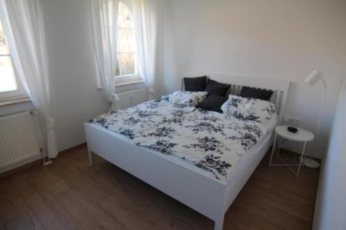 比恩多夫的住宿－Ostsseresidenz Wohnung 17，一间卧室配有一张带花卉床罩的床