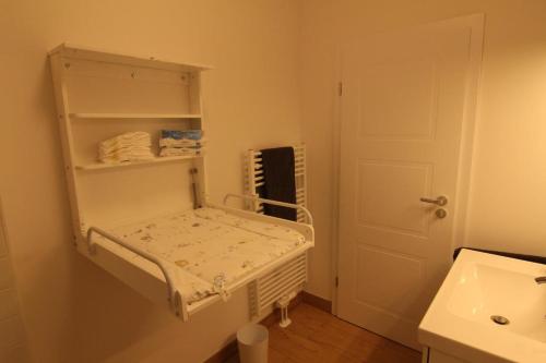 比恩多夫的住宿－Ostsseresidenz Wohnung 17，小房间设有床和水槽