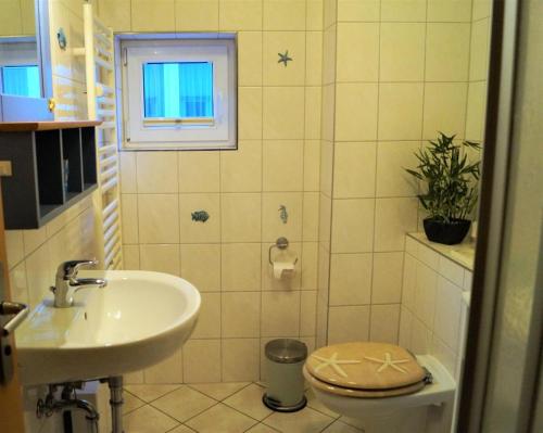 bagno con servizi igienici e lavandino di Gemütliche Fewo in Strandnähe mit E-Grill, Haustiere erlaubt a Graal-Müritz