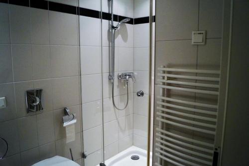 a bathroom with a shower and a toilet at Charmante Fewo mit direktem Strandzugang, Badewanne, Saunabereich im Haus in Heringsdorf