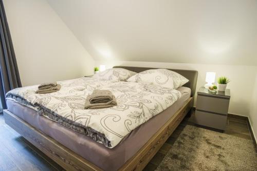 uma cama grande num quarto com duas mesas de cabeceira em charmantes Ferienhaus für 4 Personen mit Sauna und 2 Bädern em Korswandt