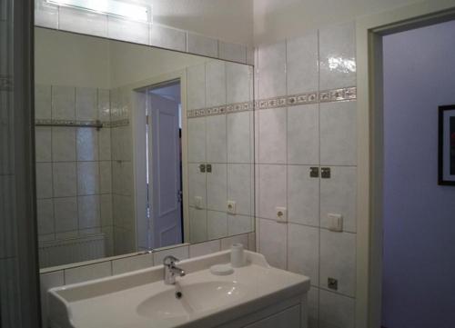 a bathroom with a sink and a mirror at Lichtdurchflutete Fewo mit 2 Balkonen, strandnah, mit Parkplatz in Kühlungsborn