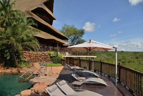 Kolam renang di atau dekat dengan Victoria Falls Safari Suites
