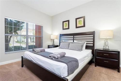 een slaapkamer met een groot bed en een raam bij 4 Bedrooms- 3bathrooms- Paradise Palms 8986cp in Kissimmee