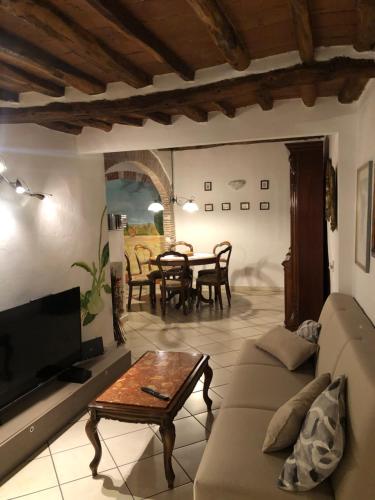 Il Vicolo في Buti: غرفة معيشة مع أريكة وطاولة