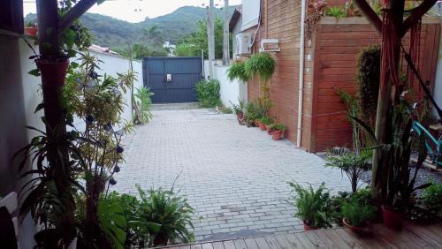 eine Gasse in einem Haus mit blauer Tür in der Unterkunft Celebre Cama e Café (B&B) in Florianópolis