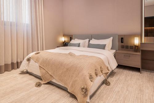 Uma cama ou camas num quarto em Viola Gardens Residence