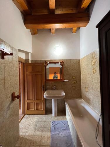 La salle de bains est pourvue d'un lavabo, d'une baignoire et d'un miroir. dans l'établissement casa del sole, à Saint-Pierre
