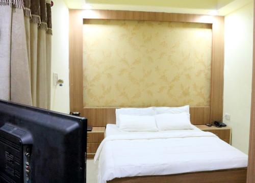 A bed or beds in a room at HOTEL SUDARSHAN PALACE