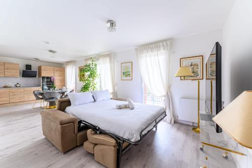 1 Schlafzimmer mit einem großen Bett und einer Küche in der Unterkunft Large bright T3 in Saint-Ouen-sur-Seine - Welkeys in Saint-Ouen