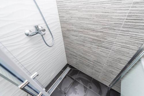 d'une douche avec une porte en métal et un tuyau dans l'établissement Villa Adria 1, luxury apartment with a pool, à Novalja