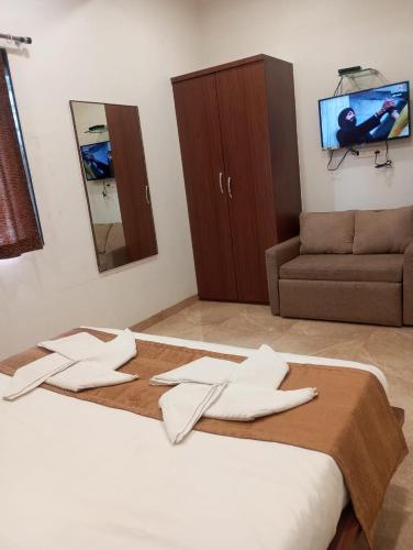 Una habitación de hotel con una cama con toallas. en Hotel Montana NX, en Lonavala